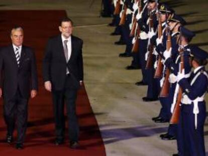 El presidente del Gobierno español, Mariano Rajoy (d), a su llegada al Aeropuerto Internacional de Santiago de Chile, donde participará en la primera Cumbre Comunidad de Estados Latinoamericanos y del Caribe (CELAC) y la Unión Europea (UE) los días 26 y 27 de enero. EFE/FELIPE TRUEBA
