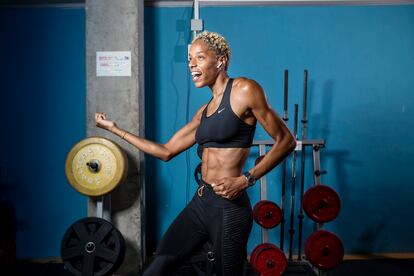 La atleta y campeona olímpica Yulimar Rojas baila en la sala de musculación del Palacio Multiusos de Guadalajara.