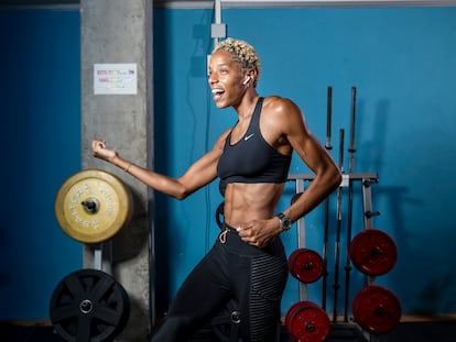 La atleta y campeona olímpica Yulimar Rojas baila en la sala de musculación del Palacio Multiusos de Guadalajara.