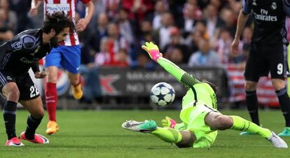 Isco (izquierda) observa como pasa el balón por delante del Jan Oblak sin que este lo pare.