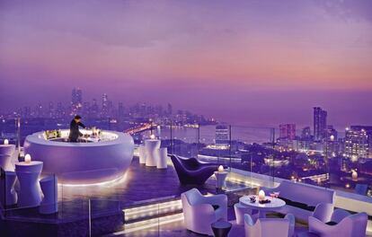 El Four Seasons Hotel Mumbai alberga el bar de la azotea más alta de Bombay (India), donde poder contemplar unas vistas impresionantes de la ciudad, con piscina al aire libre.