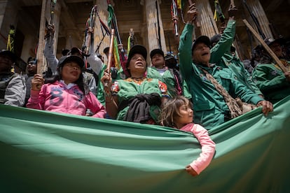 La Guardia Indígena hace presencia frente al Congreso de Colombia el 3 de mayo de 2023.