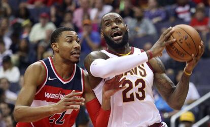 LeBron James supera a Otto Porter.