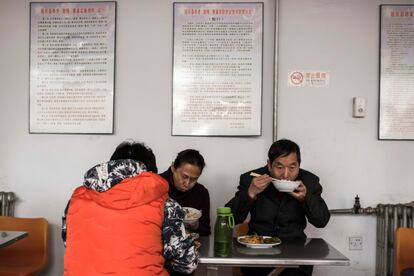 Yiang Zai Yue, diagnosticado con alcoholismo, almuerza con algunos colegas dentro de la Unidad Abierta Residencial Vila Rosa para personas con problemas de salud mental en el distrito de Yinqing, Beijing, China.