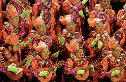 Los integrantes del coro El Gramófono durante su actuación en la final del concurso de agrupaciones del carnaval de Cádiz.