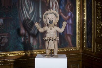 Figura femenina de ceràmica i 'chapopote' de Veracruz (Mèxic) cedida al futur museu.