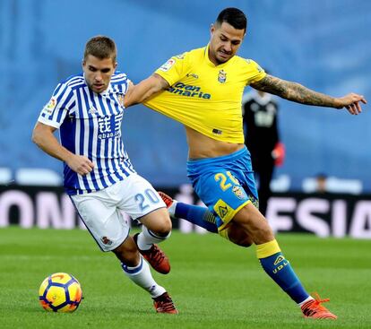 Vitolo y Kevin luchan por un balón.