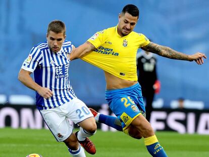 Vitolo y Kevin luchan por un bal&oacute;n.