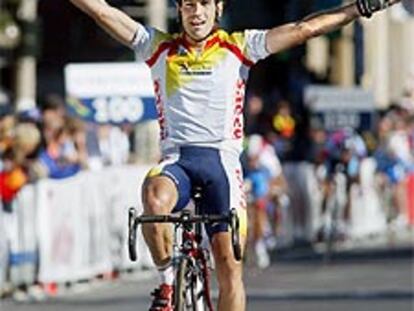 Igor Astarloa celebra su llegada a la meta.