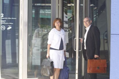 La consejera de Cultura, Blanca Urgell y el viceconsejero, Antonio Rivera, a su llegada al Museo Guggenheim para una reunión con el Patronato el pasado mes de junio.