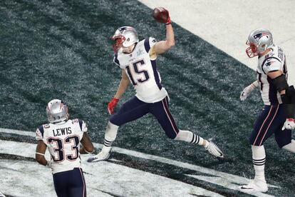 Chris Hogan de los New England Patriots celebra una recepción de "touchdown" de 26 yardas en el tercer cuarto de la Super Bowl.