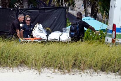 Los equipos de rescate, tras recuperar tres nuevas víctimas del derrumbe del inmueble de Surfside (Miami, Florida).