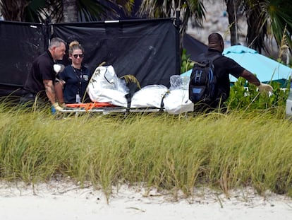 Los equipos de rescate, tras recuperar tres nuevas víctimas del derrumbe del inmueble de Surfside (Miami, Florida).