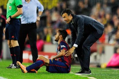 Luis Enrique ajuda a Neymar a aixecar-se.