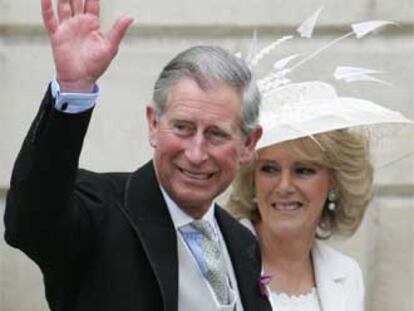 Los recién casados abandonan sonrientes el Ayuntamiento de Windsor.