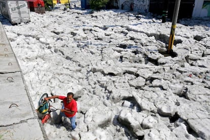 Os Conselhos Municipais de Guadalajara e Tlaquepaque relataram cerca de 200 casas e empresas afetadas e pelo menos 50 veículos arrastados pela corrente de água que foi formada. Na imagem, uma rua coberta de gelo após a tempestade de granizo em Guadalajara (México).