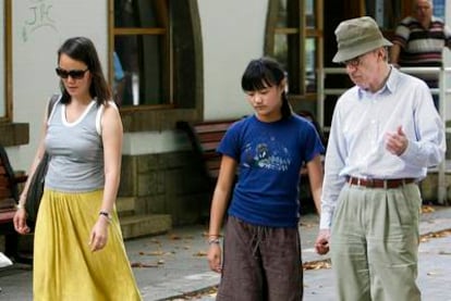 Woody Allen con su mujer y una de sus hijas, en Oviedo.