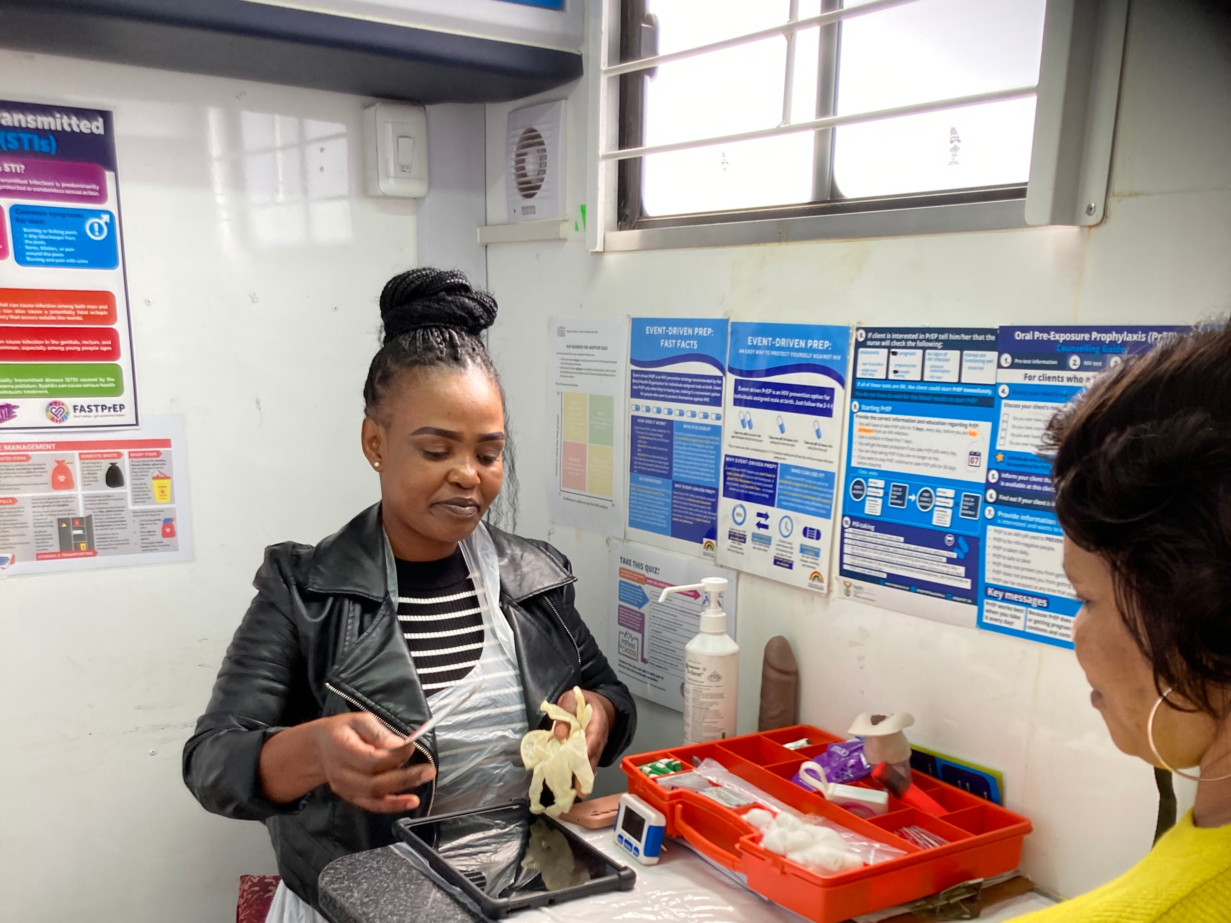 Una trabajadora sanitaria se prepara para tomar muestras en una clínica móvil de prevención de VIH en Phillipi, a las afueras de Ciudad del Cabo.