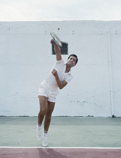 Agosto de 1976. Adolfo Su&aacute;rez jugando al tenis. Fotograf&iacute;a realizada para un reportaje de la revista francesa &#039;Paris Match&#039;.