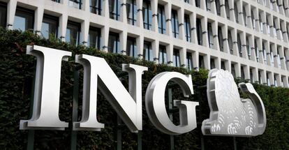 Logo de ING en la sede central del grupo en Bruselas, Bélgica.