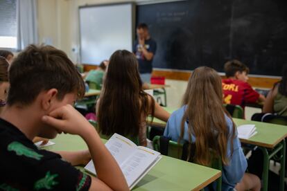 Un professor imparteix una classe de lectura en un institut d'educació secundària, a Santa Eulàlia de Ronçana.