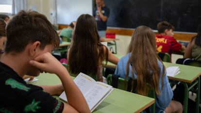 Un professor imparteix una classe de lectura en un institut d'educació secundària, a Santa Eulàlia de Ronçana.