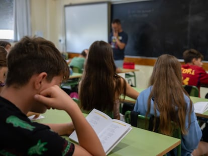 Un professor imparteix una classe de lectura en un institut d'educació secundària, a Santa Eulàlia de Ronçana.