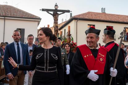 La presidenta de la Comunidad de Madrid, Isabel Díaz Ayuso, durante la procesión de la Cofradía del Santísimo Cristo Universitario de los Doctrinos y Nuestra Señora de la Esperanza, este Jueves Santo en Alcalá de Henares, Madrid. EFE/ Fernando Villar