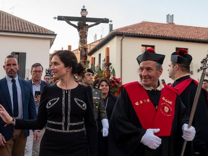 La presidenta de la Comunidad de Madrid, Isabel Díaz Ayuso, durante la procesión de la Cofradía del Santísimo Cristo Universitario de los Doctrinos y Nuestra Señora de la Esperanza, este Jueves Santo en Alcalá de Henares, Madrid. EFE/ Fernando Villar