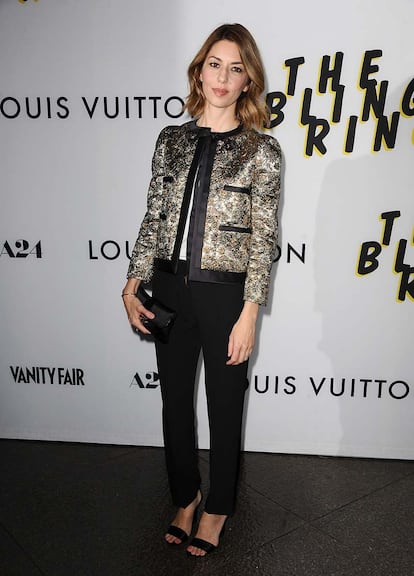 Tras su presentación oficial en el Festival de Cine de Cannes, The Bling Ring se estrenó anoche en Los Ángeles. Sofía Coppola acudió con un elegante outfit de Louis Vuitton. La clave: su chaqueta de inspiración oriental.