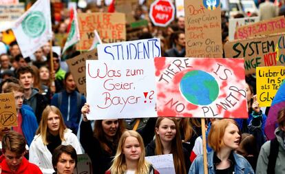 Marcha de ecologistas contra la fusión de la alemana Bayer y la estadounidense Monsanto, el 26 de abril en Bonn, en Alemania.