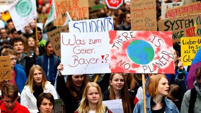 Marcha de ecologistas contra la fusión de la alemana Bayer y la estadounidense Monsanto, el 26 de abril en Bonn, en Alemania.