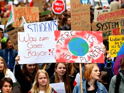 Marcha de ecologistas contra la fusión de la alemana Bayer y la estadounidense Monsanto, el 26 de abril en Bonn, en Alemania.