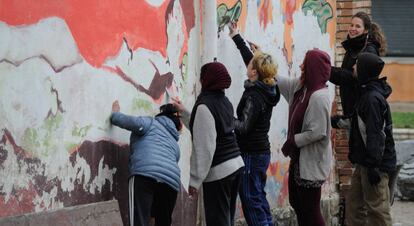 Un grupo de jóvenes preparan la fachada de un bloque en Errekaleor.