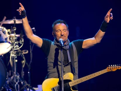 Bruce Springsteen, durante un concierto en Par&iacute;s.  