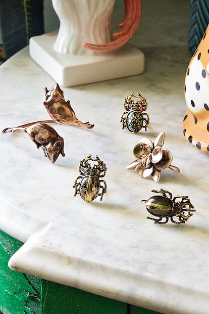 Detalle de las joyas de Suma Cruz, en las que la fantasía y los motivos animales son sello de identidad.