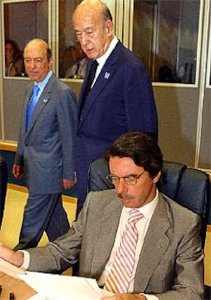 Giscard d&#39;Estaing, de pie, y José María Aznar, en una reunión de la Convención.