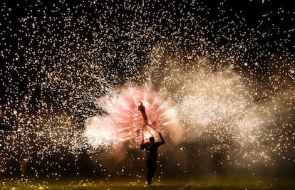 Un hombre participa en la Feria Internacional de fuegos artificiales en el municipio de Indaparapeo, en el estado de Michoacán (México), el 2 de abril de 2016.