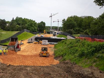 Trabajos en uno de los tramos de la plataforma del tren ligero de Maryland.