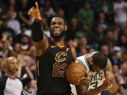 Cleveland hace valer el abrumador liderazgo y los 35 puntos y 15 rebotes del Rey (79-87) y Calderón luchará por su primer anillo