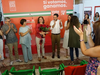 María Jesús Montero (en el centro de la imagen, con un ramo de flores) recibe el aplauso de militantes del PSOE en Fuengirola (Málaga), este sábado.