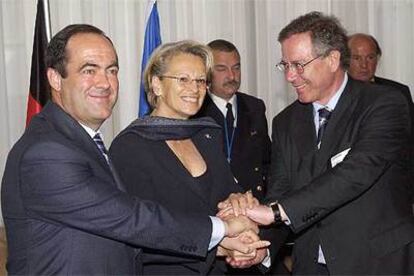 José Bono (izquierda), posa junto a la francesa Michèle Alliot-Marie y el alemán Peter Eickenboom.
