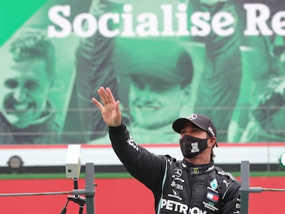 Hamilton celebra el triunfo en Portugal con una imagen al fondo de Schumacher.