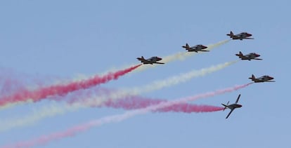 La patrulla Águila del ejército del Aire sobrevuela el circuito de Jerez. este domingo.