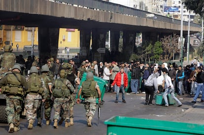 Soldados libaneses intentan dispersar a seguidores de Hariri en Beirut.