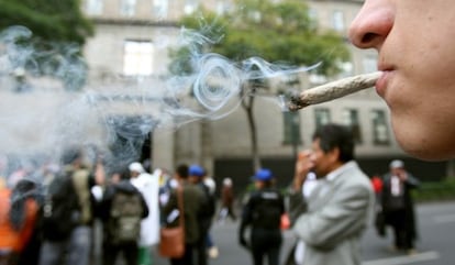 Un joven fuma marihuana frente a la Suprema Corte.