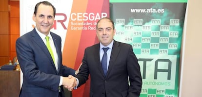 El presidente de SGR-Cesgar, José Rolando Álvarez, y el de ATA, Lorenzo Amor, durante la firma del convenio.
