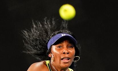 La estadounidense Venus Williams observa la pelota durante la sesión de entrenamiento para el Open de Australia, en Melbourne (Australia).