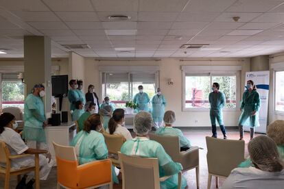 En la foto, momento de la charla-terapia ofrecida a los trabajadores de la residencia Orpea de La Moraleja (Madrid) por dos psicólogos de la clínica López Ibor, el martes.