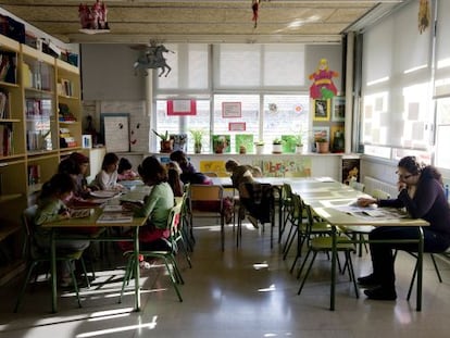 Alumnos en un centro de primaria en Barcelona